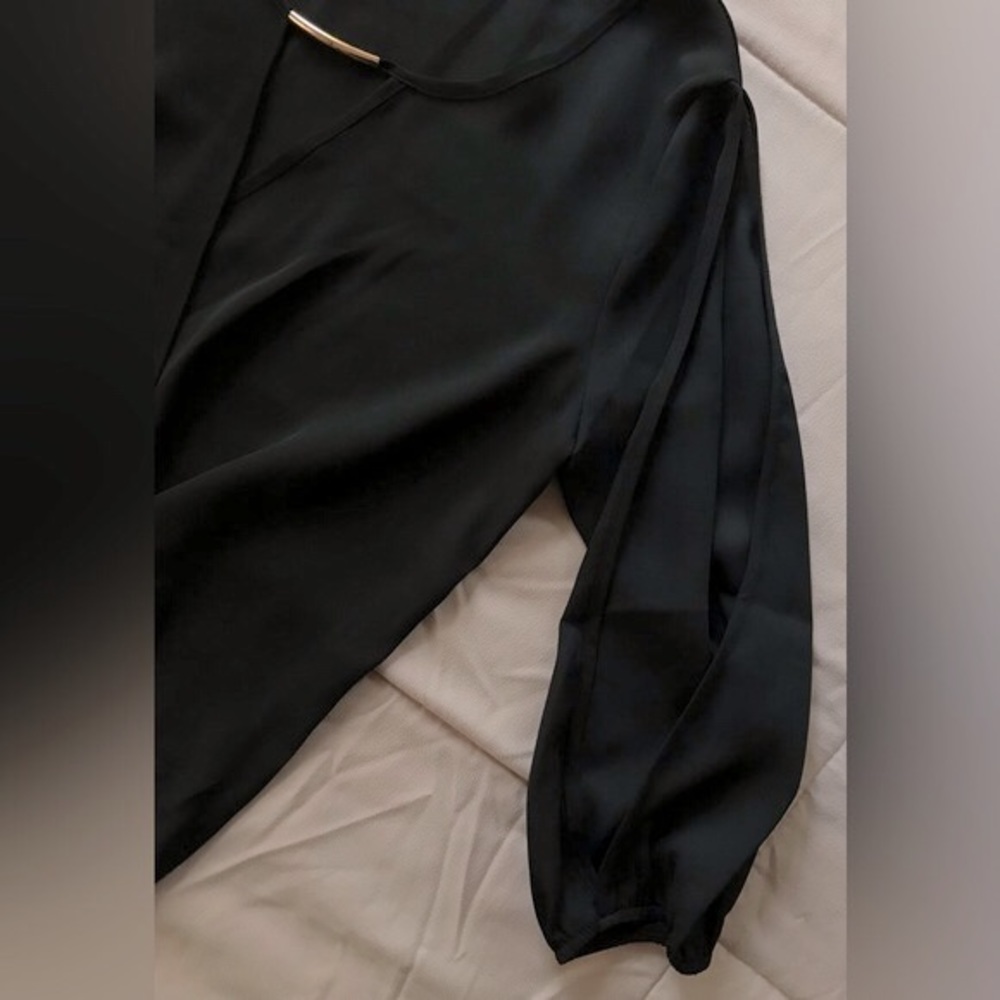 NWOT Trende Black Open Sleeve with Gold Chest Detail Classy Blouse - S - Picture 2 of 8